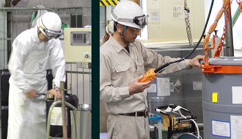 手際よく製品の包装・荷造りを行っています。